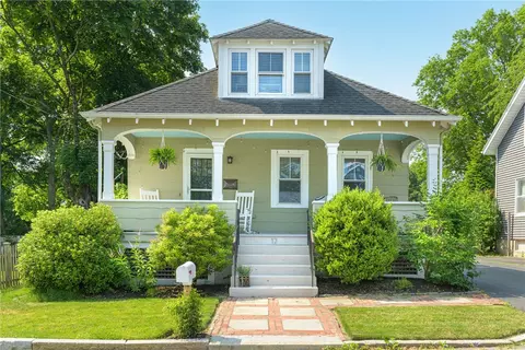 17 Lillis Ave, Barrington, RI 02806