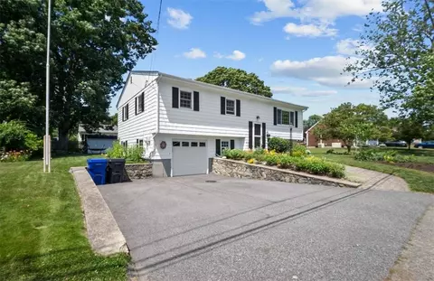 86 Canario Dr, Warren, RI 02885