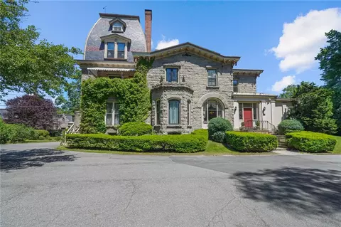 50 Old Beach Rd #8, Newport, RI 02840