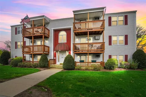 555 Diamond Hill Rd #303, Woonsocket, RI 02895