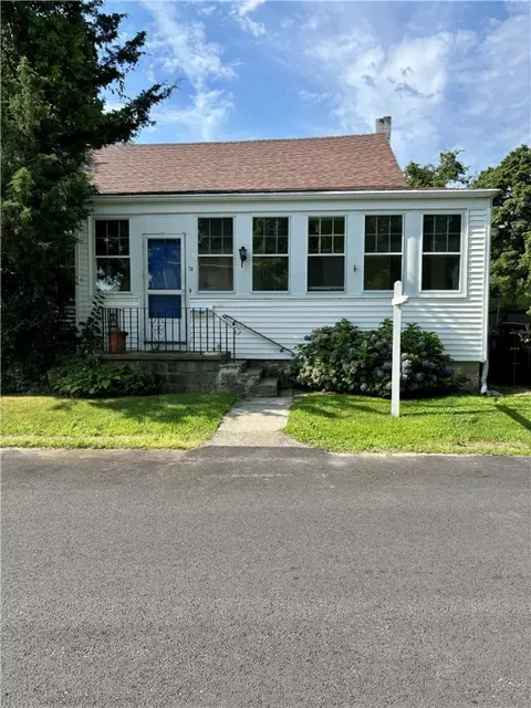 18 Kernick St, Warwick, RI 02886