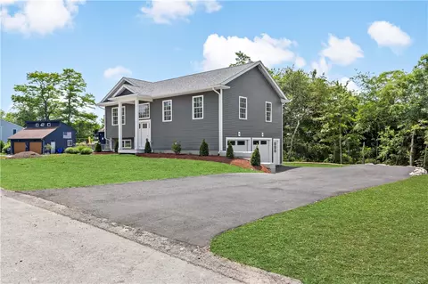 21 Vernon Ave, Bristol, RI 02809