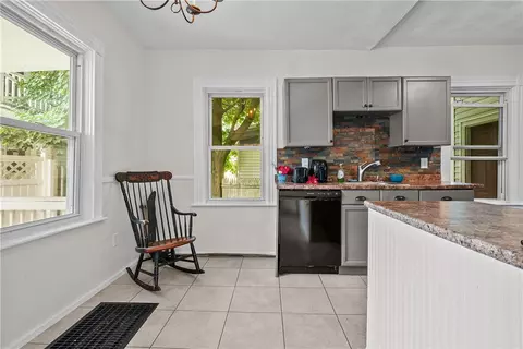 16 Collins St, Woonsocket, RI 02895 photo 5