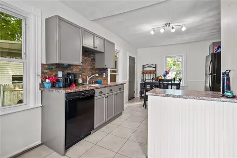 16 Collins St, Woonsocket, RI 02895 photo 3