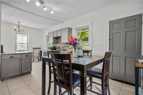16 Collins St, Woonsocket, RI 02895 photo 6