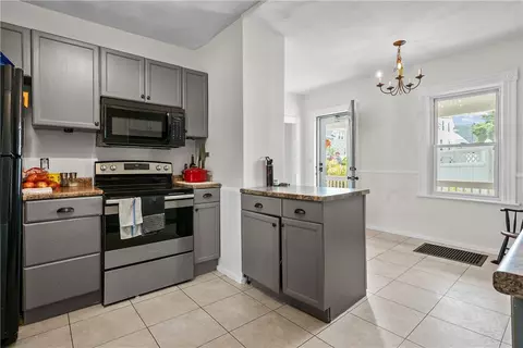 16 Collins St, Woonsocket, RI 02895 photo 4