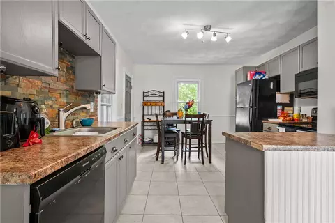 16 Collins St, Woonsocket, RI 02895 photo 2
