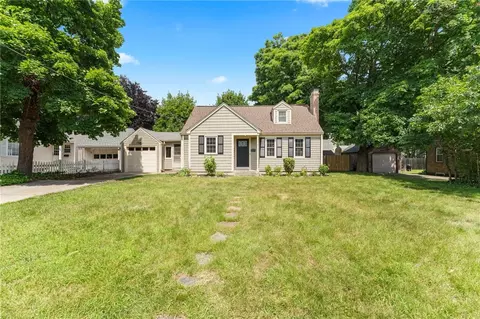 11 Diana Dr, Pawtucket, RI 02861