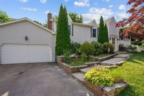 8 Christopher Dr, Greenville, RI 02828