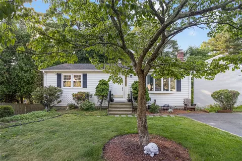 17 Beverly Cir, Smithfield, RI 02828