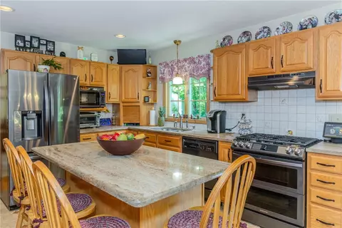 Kitchen - 46 S Eagle Nest Dr, Lincoln, RI 02865 photo 3 of 6