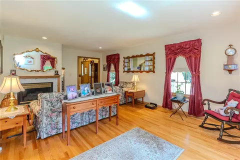 Living - 46 S Eagle Nest Dr, Lincoln, RI 02865 photo 2 of 4