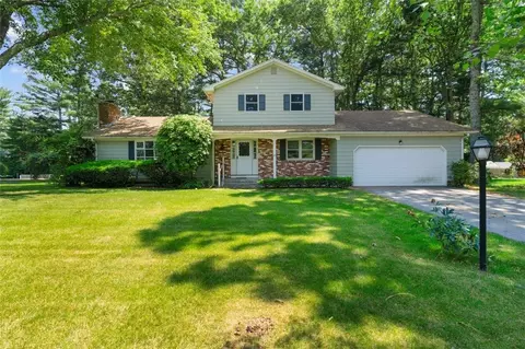 77 Wood Cove Dr, Coventry, RI 02816