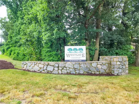 752 Quaker Ln #B-207, East Greenwich, RI 02818