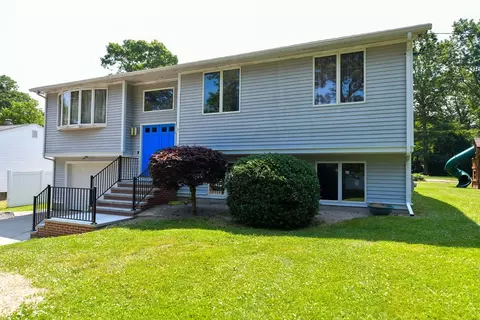 7 Woodhaven Dr, Johnston, RI 02919