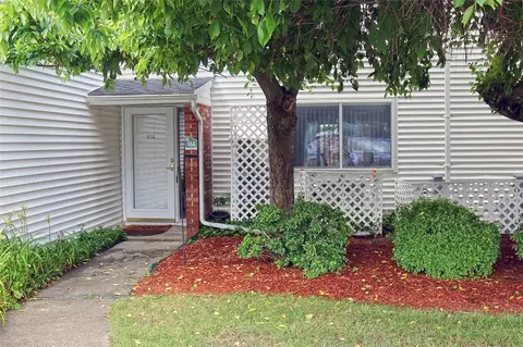 914 Stratford Ln, Warwick, RI 02886