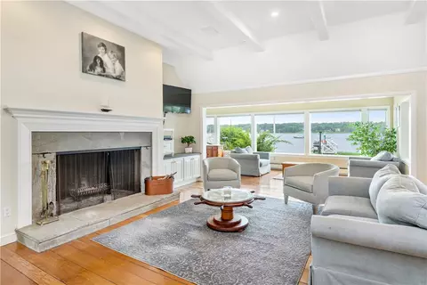 Living - 9 Shore Dr, Warren, RI 02885 photo 2 of 3