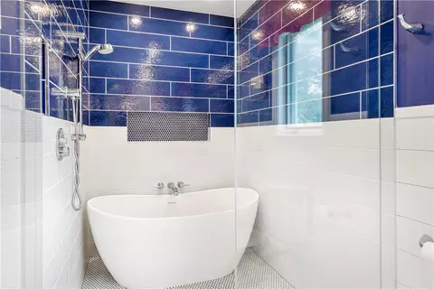 Bath - 9 Shore Dr, Warren, RI 02885 photo 3 of 5