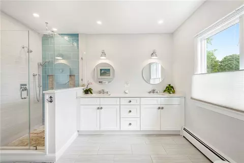 Bath - 9 Shore Dr, Warren, RI 02885 photo 4 of 5