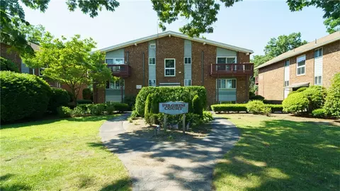 130 Pilgrim Pkwy #4, Warwick, RI 02888