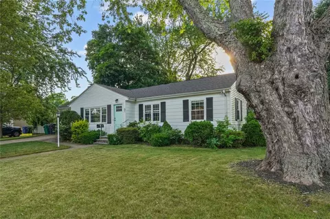 51 Archdale Dr, Warwick, RI 02889