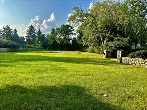 97 Governor Bradford Rd, Barrington, RI 02806
