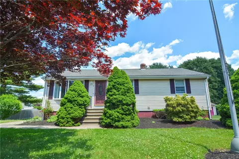 5 Alves St, Bristol, RI 02809