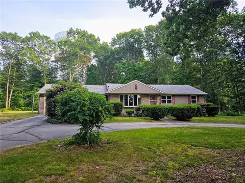 8 Malom Dr, Johnston, RI 02919