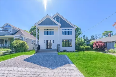 62 Clinton Ave, Jamestown, RI 02835