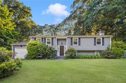 34 Bea Dr, North Kingstown, RI 02852