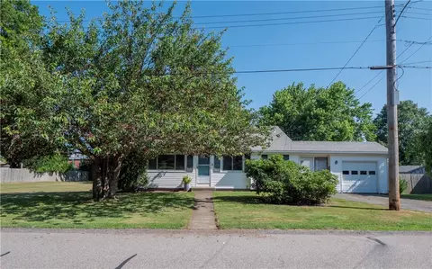 11 Murphy Cir, Middletown, RI 02842
