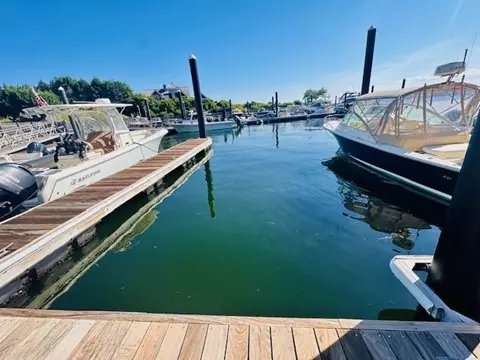 379 Willow Ln #14S, Portsmouth, RI 02871