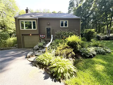 61 Fanning Ln, Smithfield, RI 02828