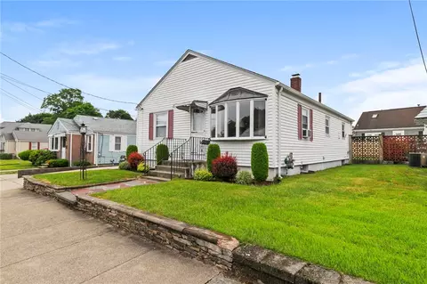 52 Edgeworth Ave, Providence, RI 02904
