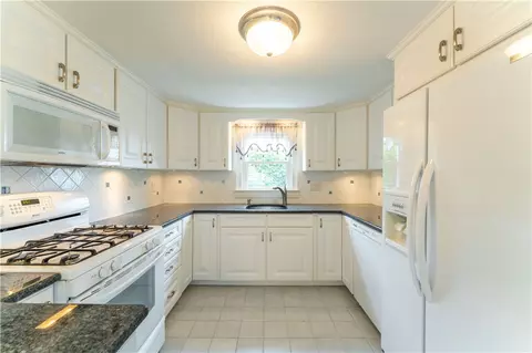 35 Melbourn Rd, Warwick, RI 02886 photo 12