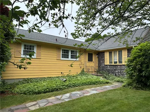12 Pocahontas Dr, Middletown, RI 02842