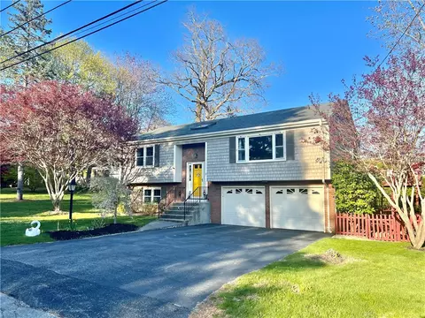 11 Brown Ave, Barrington, RI 02806