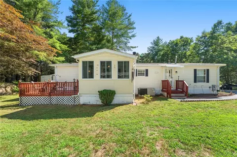 8 Sandra Cir, Coventry, RI 02816