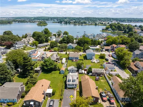 65 Cove St, Portsmouth, RI 02871