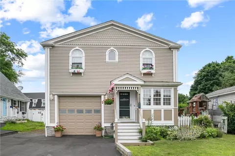 37 Islington Ave, Portsmouth, RI 02871