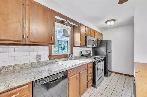 Kitchen - 105 Nolbeth Dr, Warwick, RI 02888 photo 3 of 5