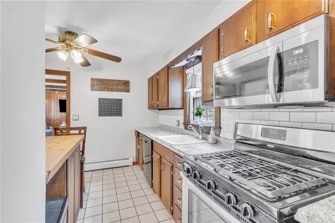 Kitchen - 105 Nolbeth Dr, Warwick, RI 02888 photo 4 of 5