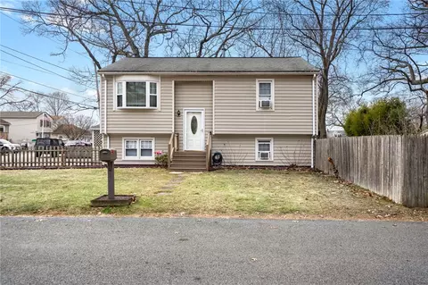 121 Manning St, Warwick, RI 02886