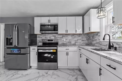 Kitchen - 786 Sandy Ln, Warwick, RI 02889 photo 3 of 3
