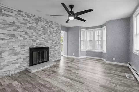 Living - 786 Sandy Ln, Warwick, RI 02889 photo 4 of 7