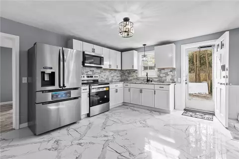 786 Sandy Ln, Warwick, RI 02889
