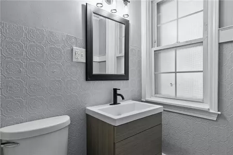 Bath - 786 Sandy Ln, Warwick, RI 02889 photo 1 of 6