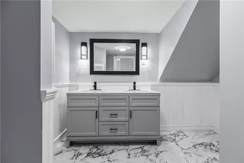 Bath - 786 Sandy Ln, Warwick, RI 02889 photo 5 of 6