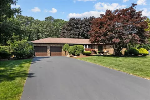 10 Gilbert Stuart Dr, East Greenwich, RI 02818