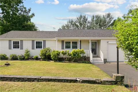 78 Bourbon St, Portsmouth, RI 02871